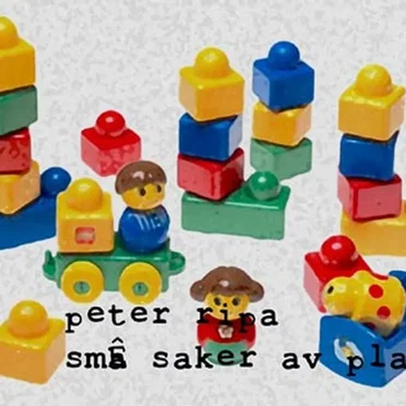 små saker av plast