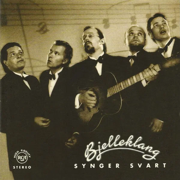 Synger svart