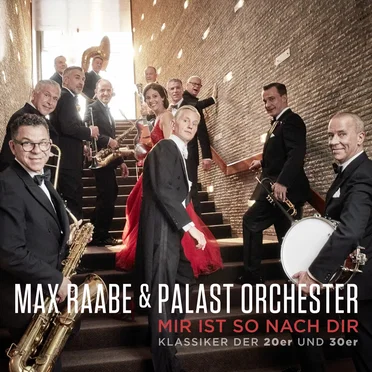 Palast Orchester mit seinem Sänger Max Raabe