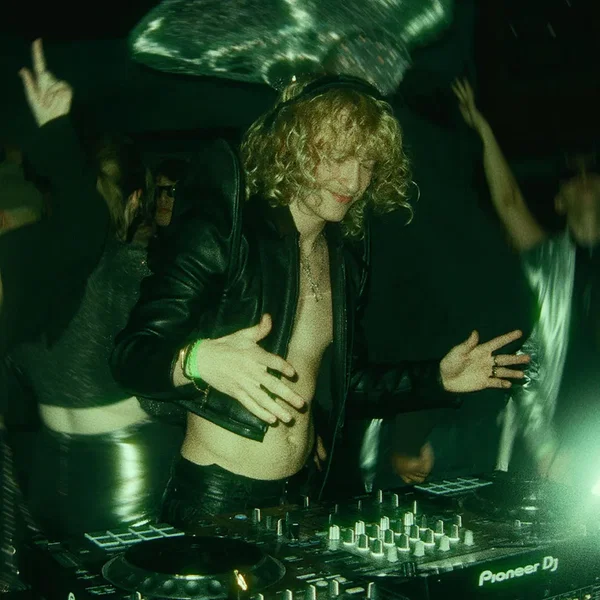 Deep House Dance Mix in a New York Warehouse: Griffin Maxwell Brooks