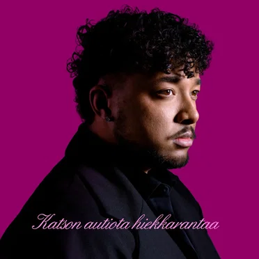 Katson autiota hiekkarantaa