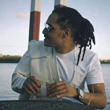 Fique rico ou moralismo